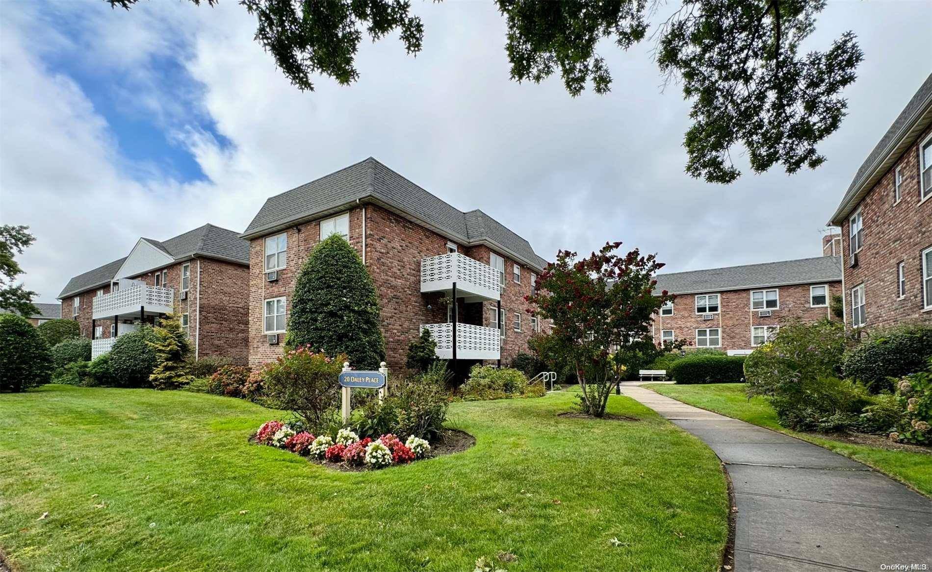 Lynbrook, NY 11563,20 Daley PL #224