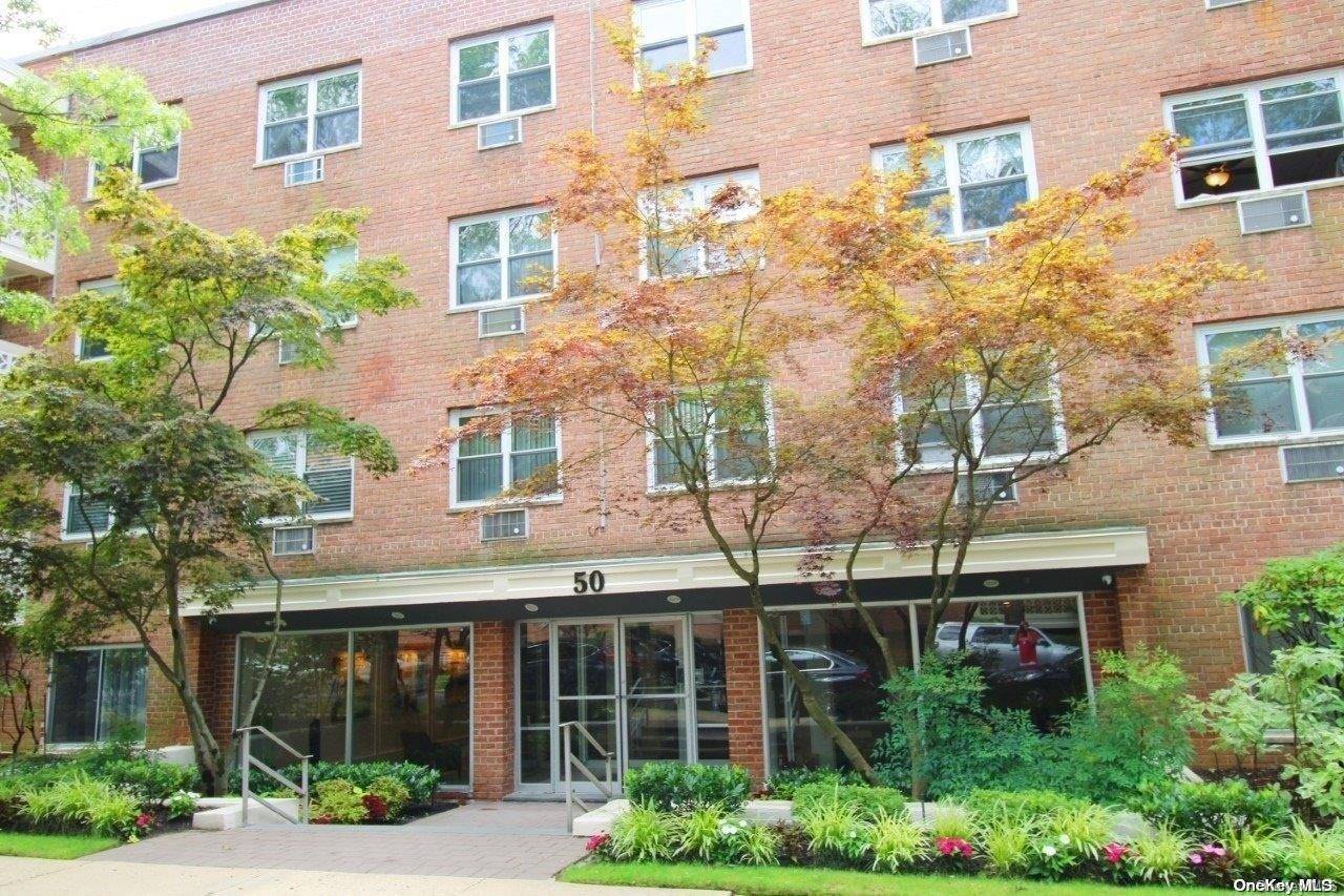 Great Neck, NY 11021,50 Hillpark AVE #2L