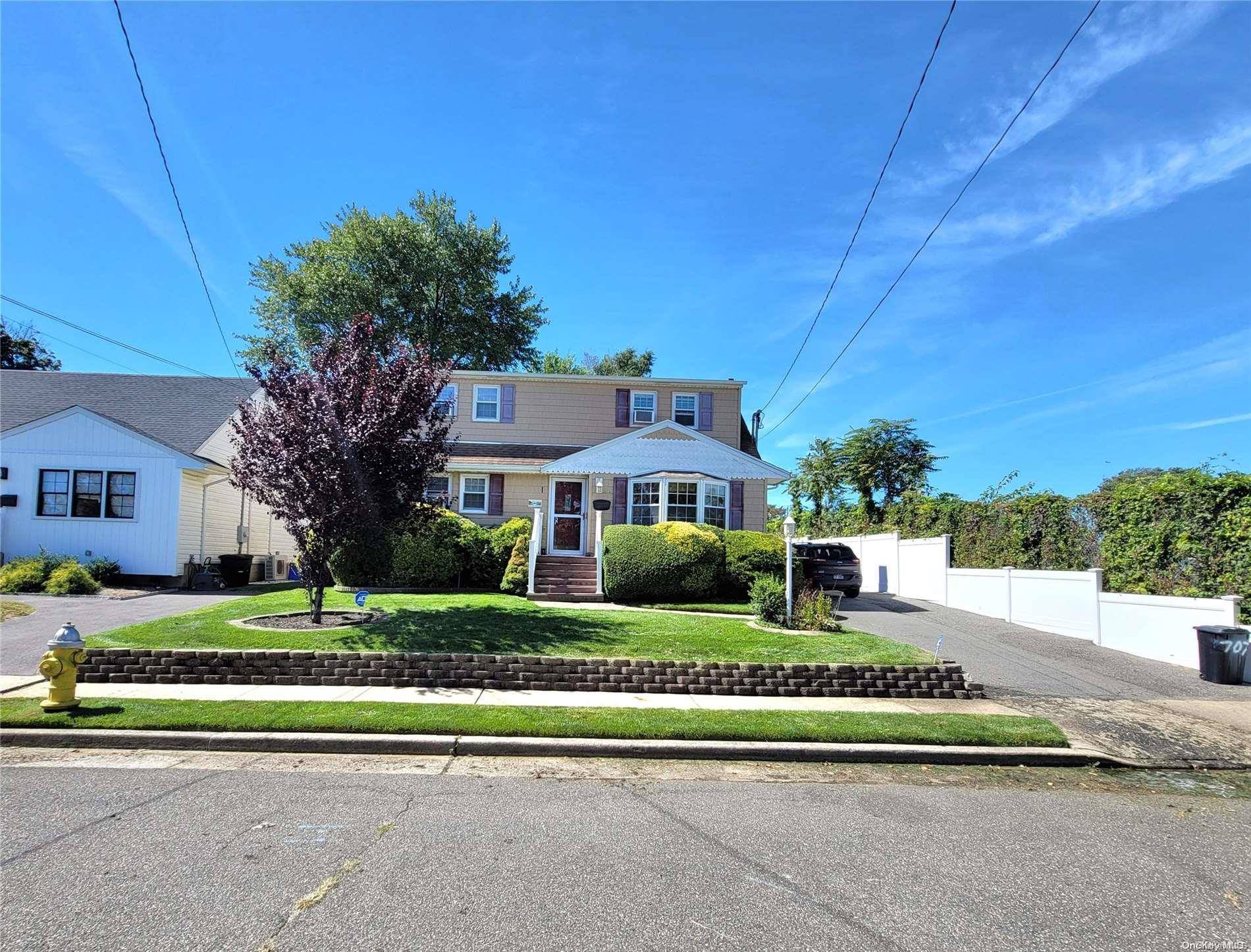 Lindenhurst, NY 11757,707 Pecan ST
