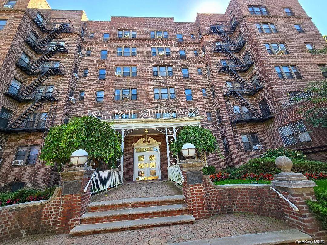 Jamaica Estates, NY 11432,170-40 Highland AVE #208