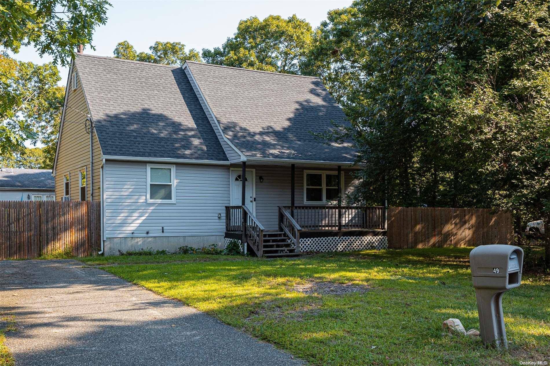 Medford, NY 11763,49 Smith LN