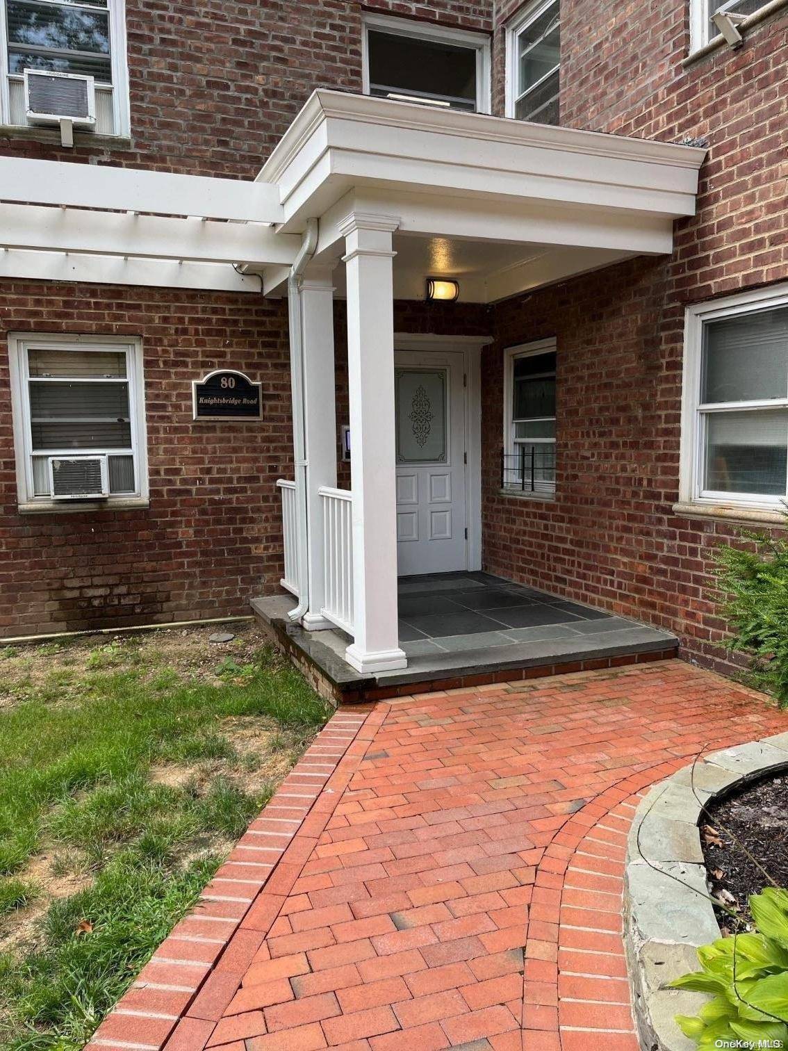 Great Neck, NY 11021,80 Knightsbridge RD #2E