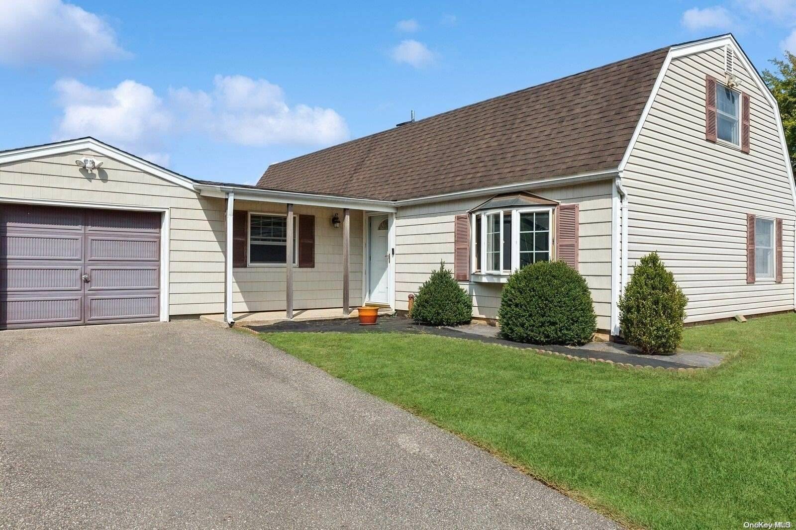 Holtsville, NY 11742,7 Honeysuckle LN