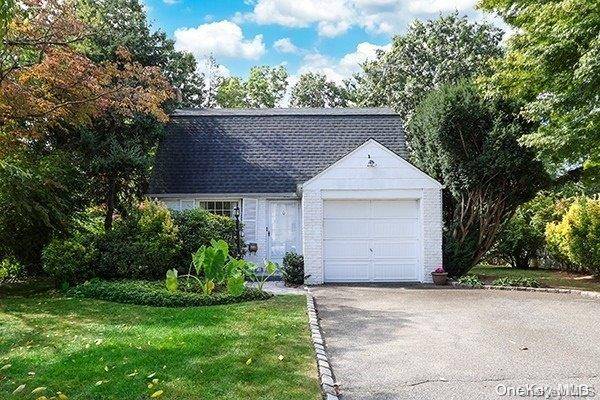 Roslyn Heights, NY 11577,195 Parkside DR