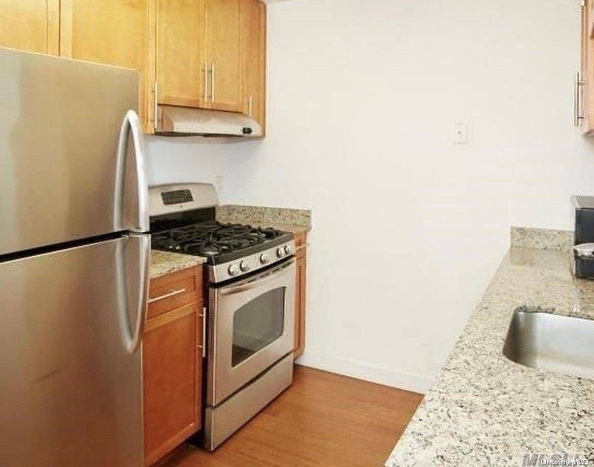 Flushing, NY 11354,40-26 College Point BLVD #15K