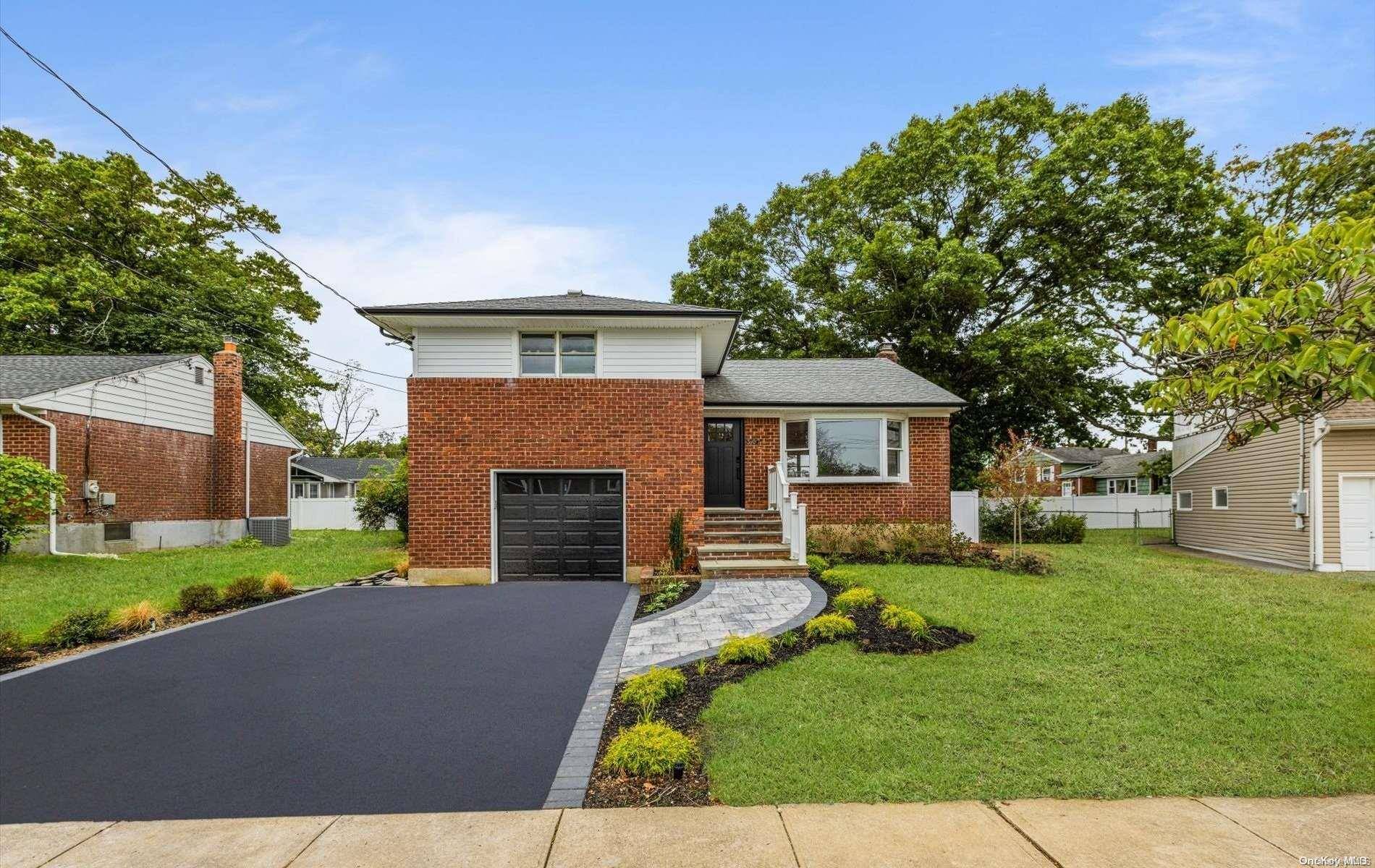 Massapequa Park, NY 11762,307 Harmony DR