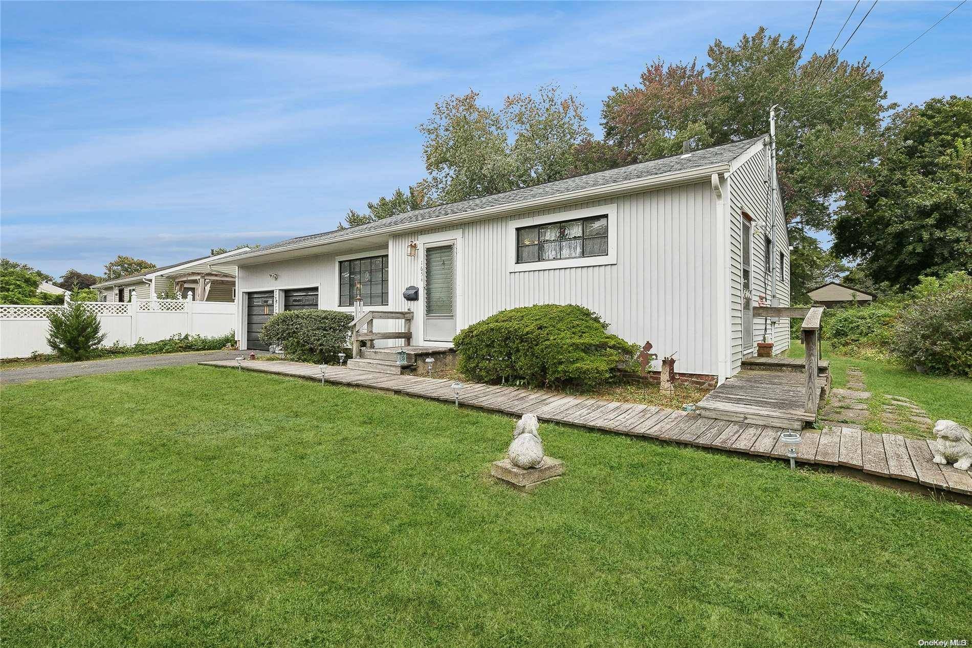 Bay Shore, NY 11706,1654 Elsie LN