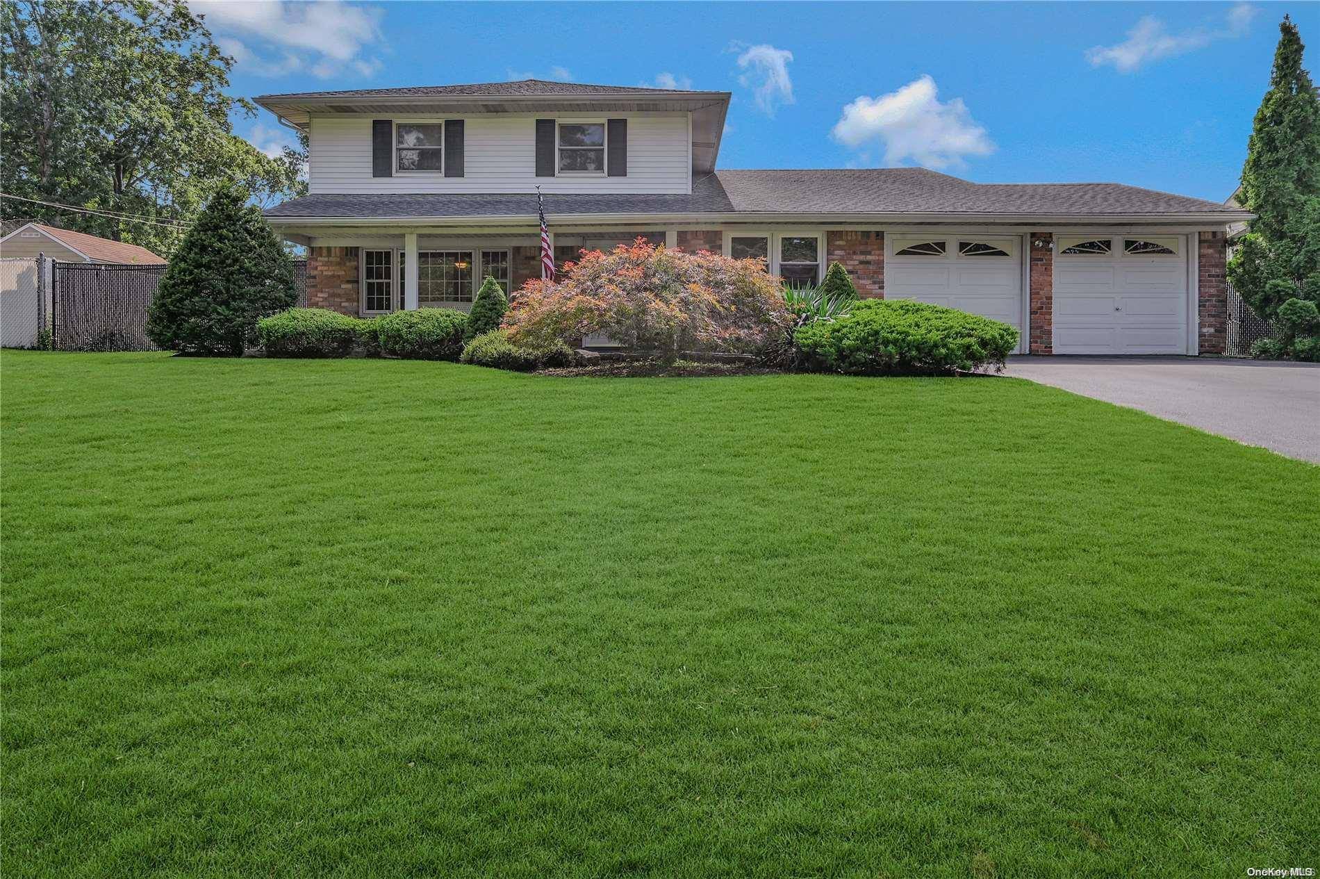 Lake Grove, NY 11755,10 Sussex LN