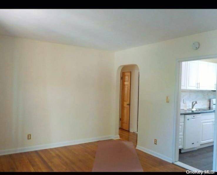 Glen Oaks, NY 11004,74-10 260th ST