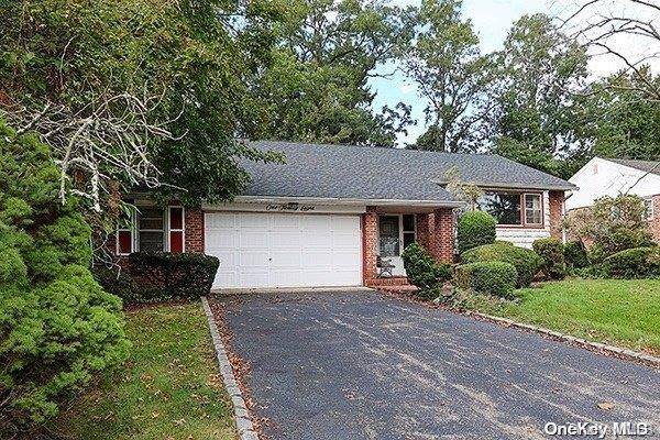 Roslyn, NY 11576,128 Dogwood RD