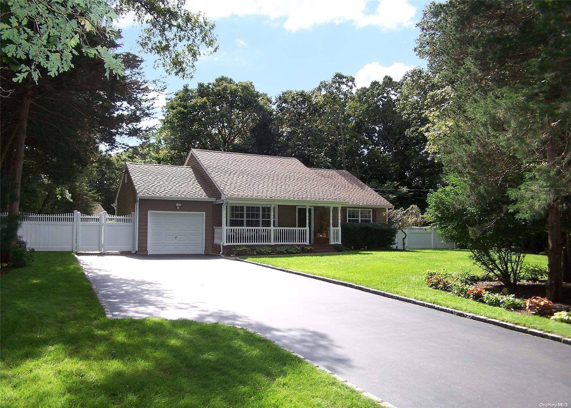 Middle Island, NY 11953,14 Cedar LN