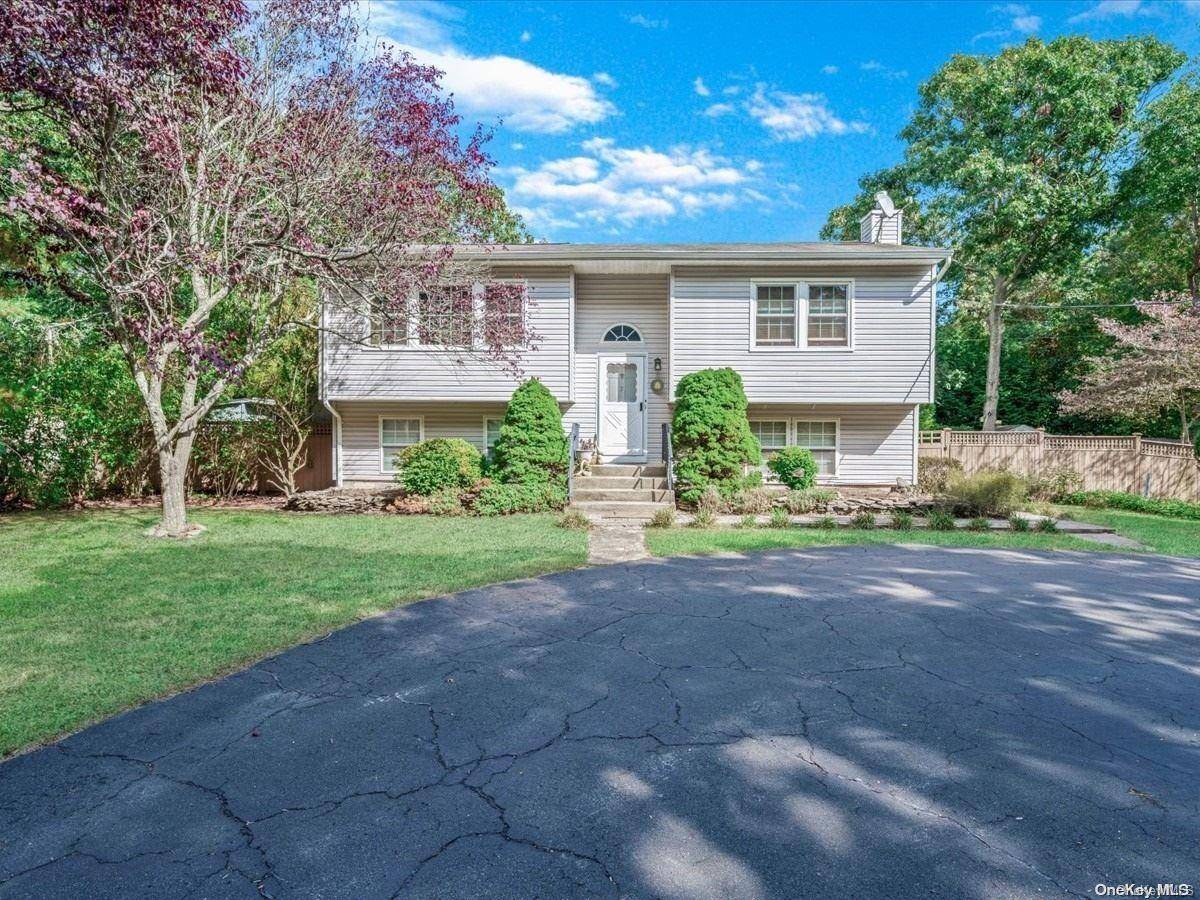 Hampton Bays, NY 11946,7 Maple ST