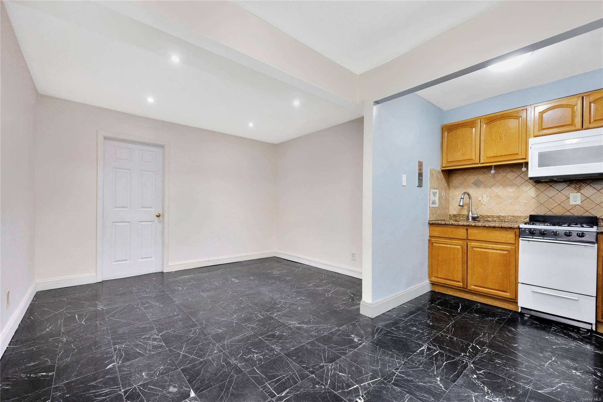 Freeport, NY 11520,250 W Merrick RD #1F