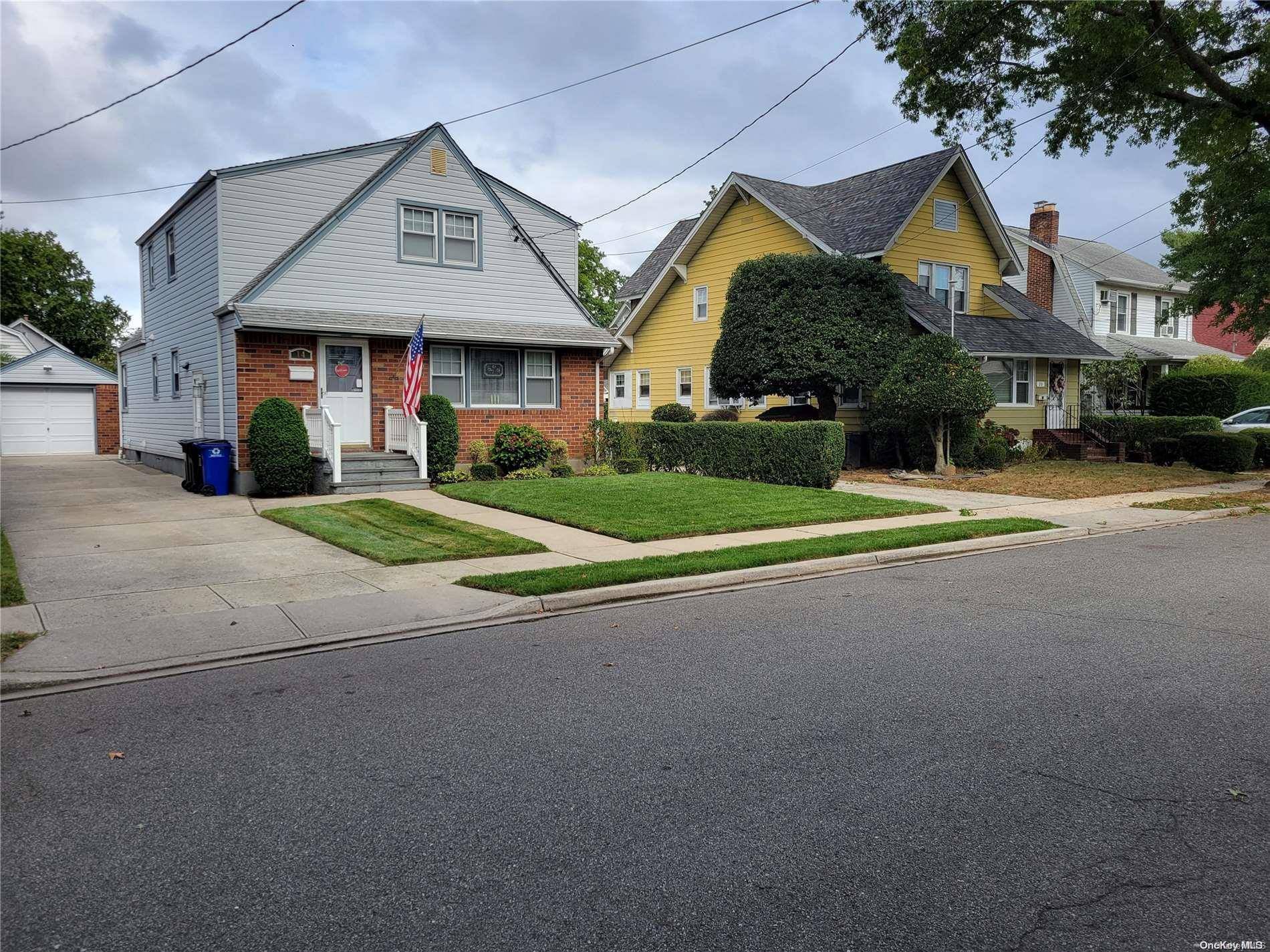 Floral Park, NY 11001,14 Concord ST