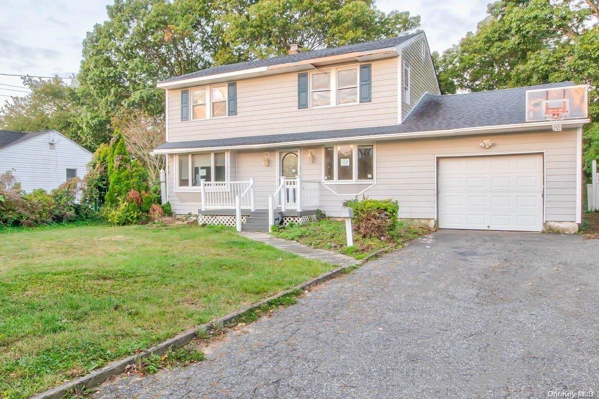 East Islip, NY 11730,84 Meroke LN