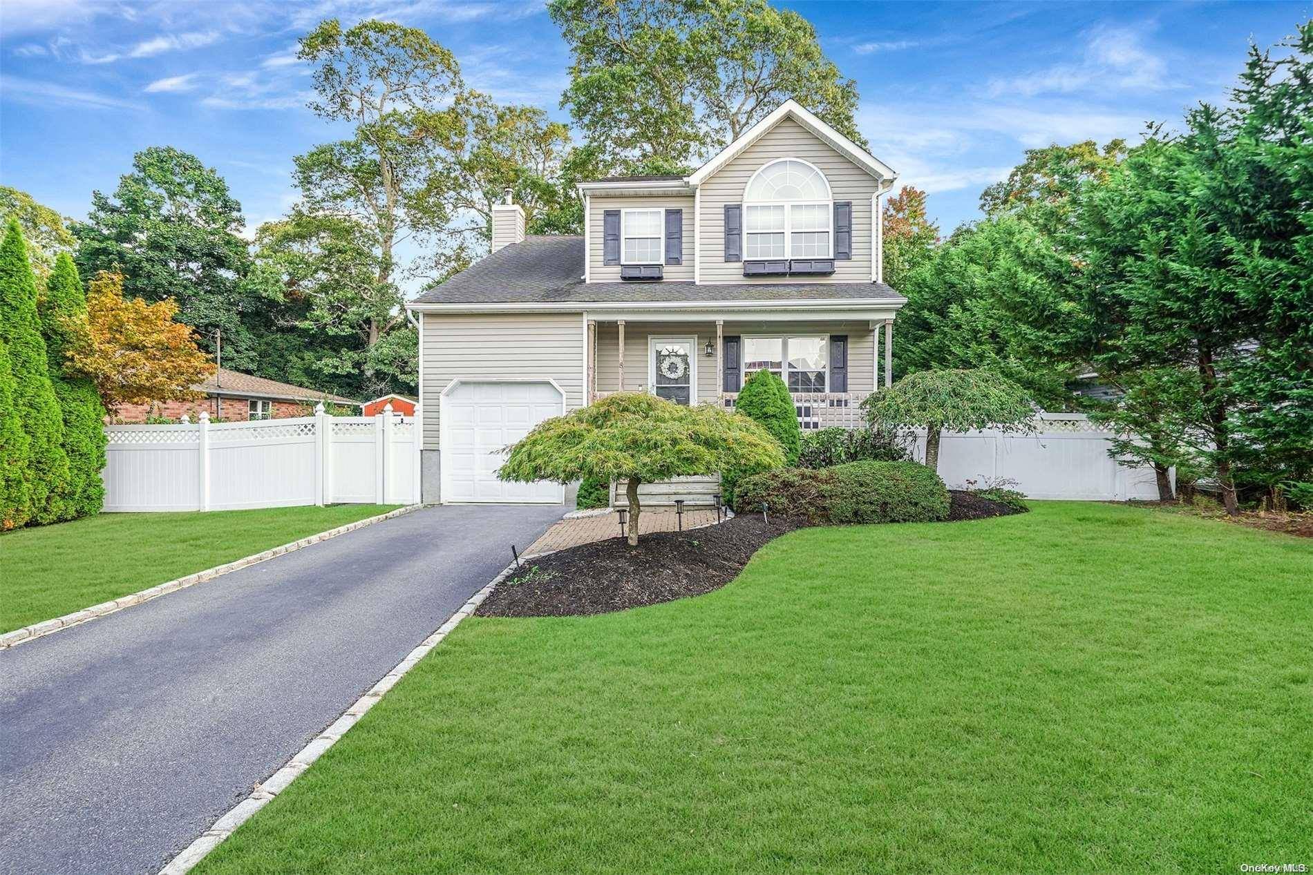 Center Moriches, NY 11934,8 Carriage LN