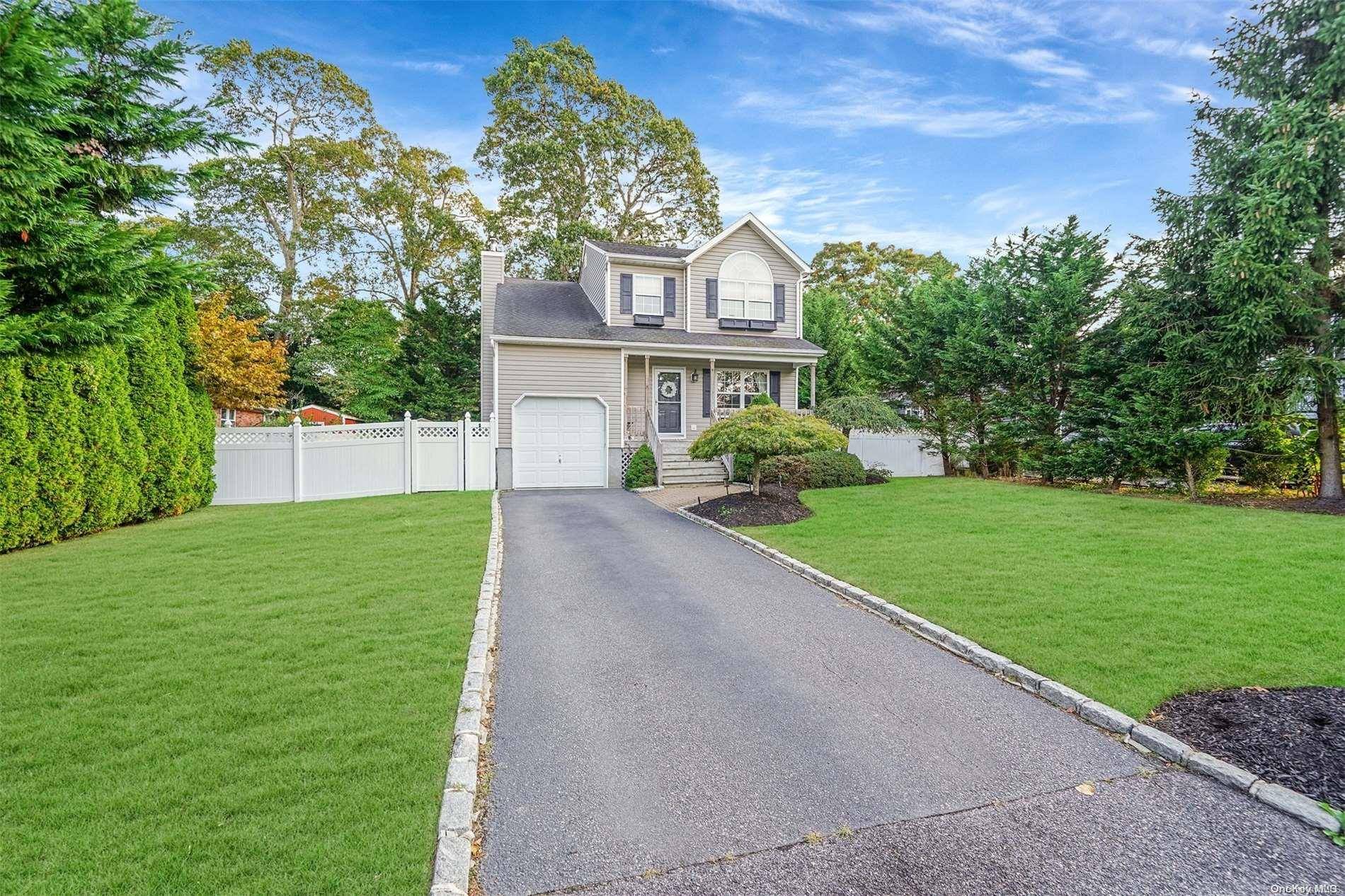 Center Moriches, NY 11934,8 Carriage LN