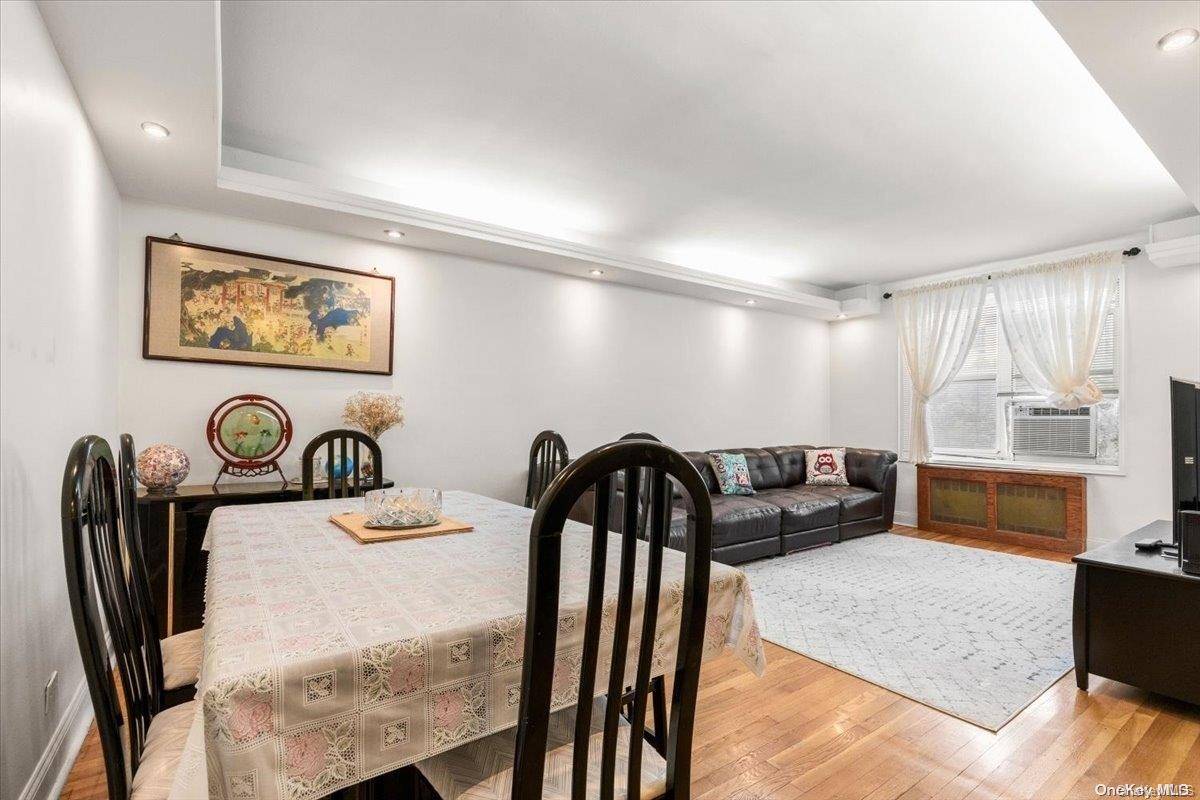 Rego Park, NY 11374,64-11 99th ST #304