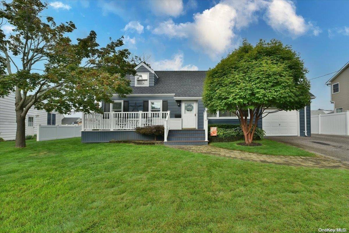 Massapequa Park, NY 11762,17 Frances LN