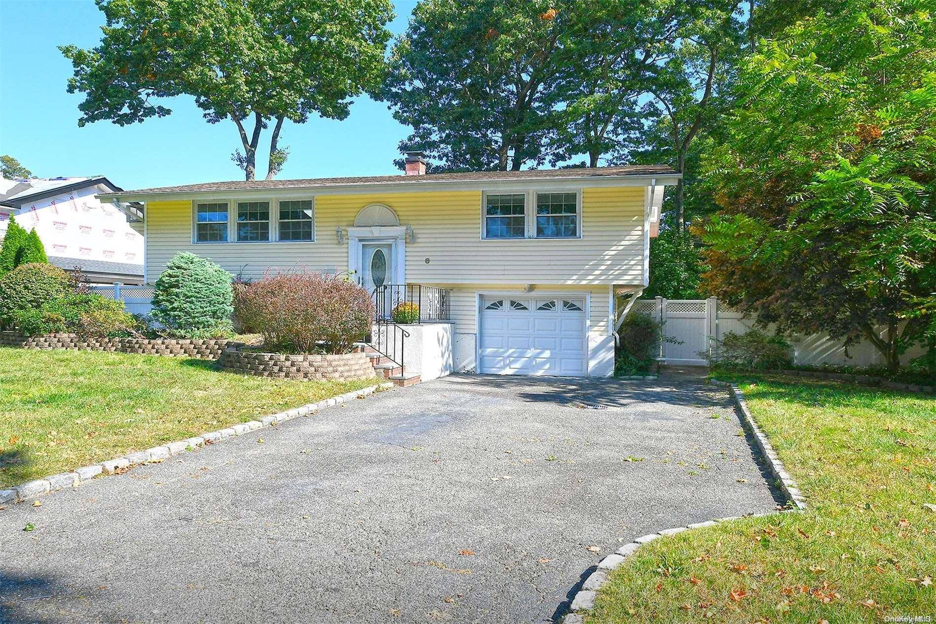 Commack, NY 11725,8 Horseshoe LN