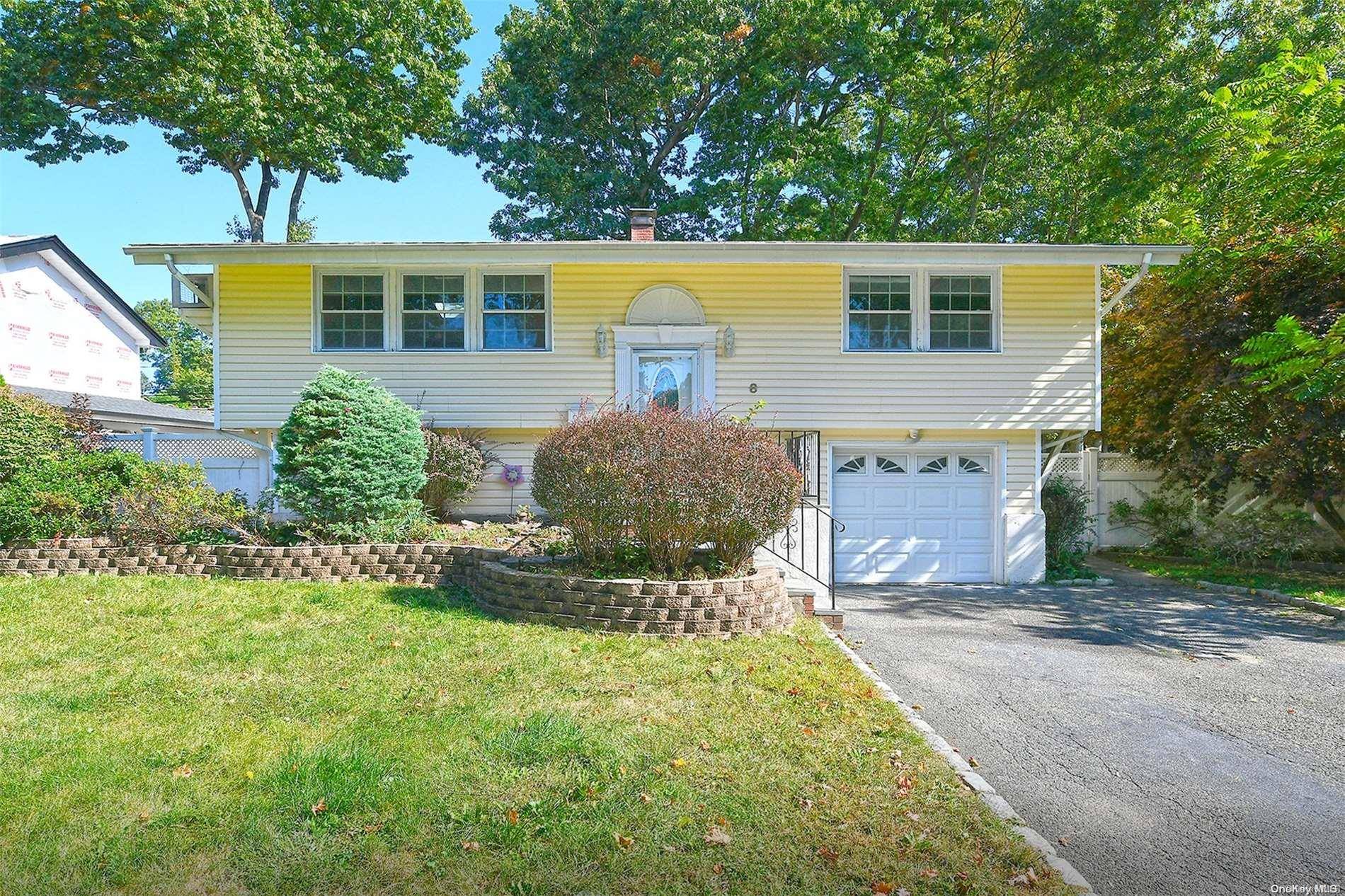 Commack, NY 11725,8 Horseshoe LN