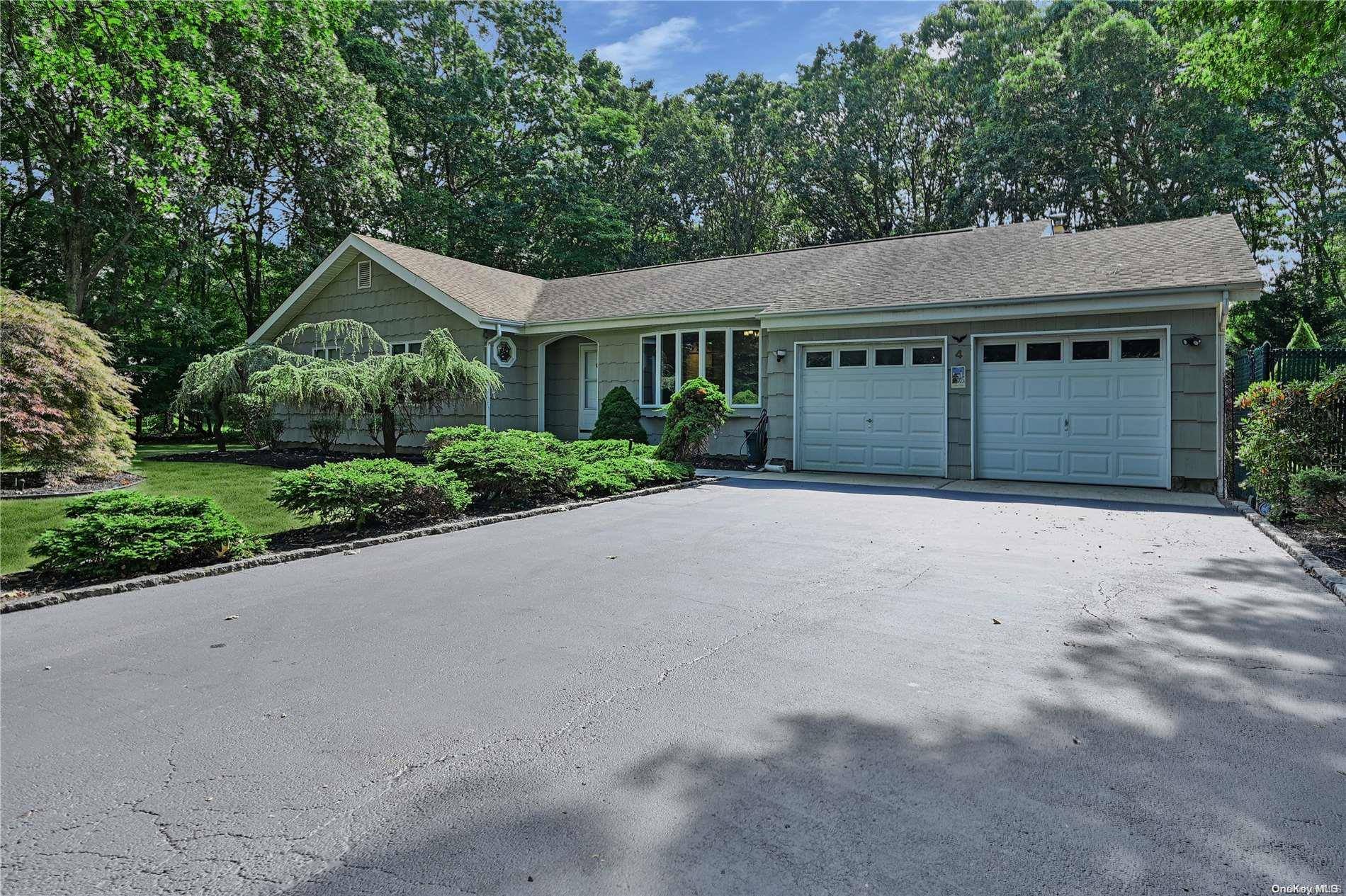 Manorville, NY 11949,4 Jodi DR