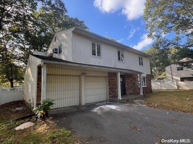 Coram, NY 11727,6 Barclay DR