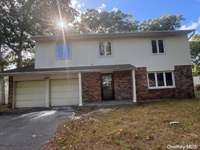 Coram, NY 11727,6 Barclay DR