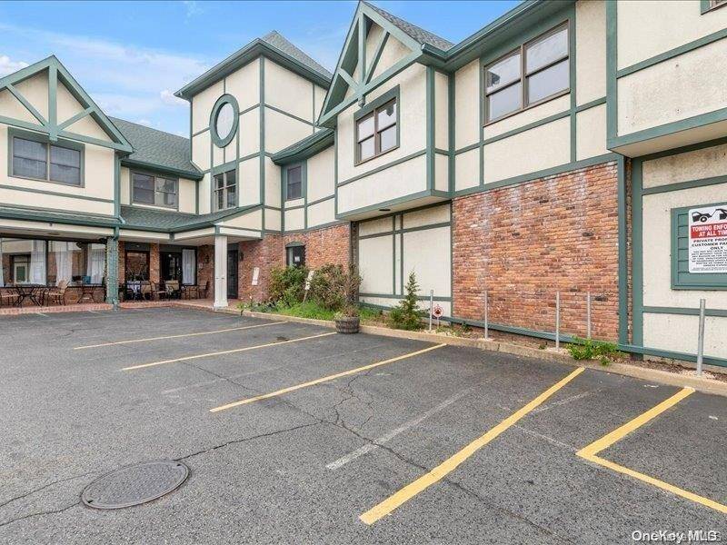 Oyster Bay, NY 11771,62 South ST #201