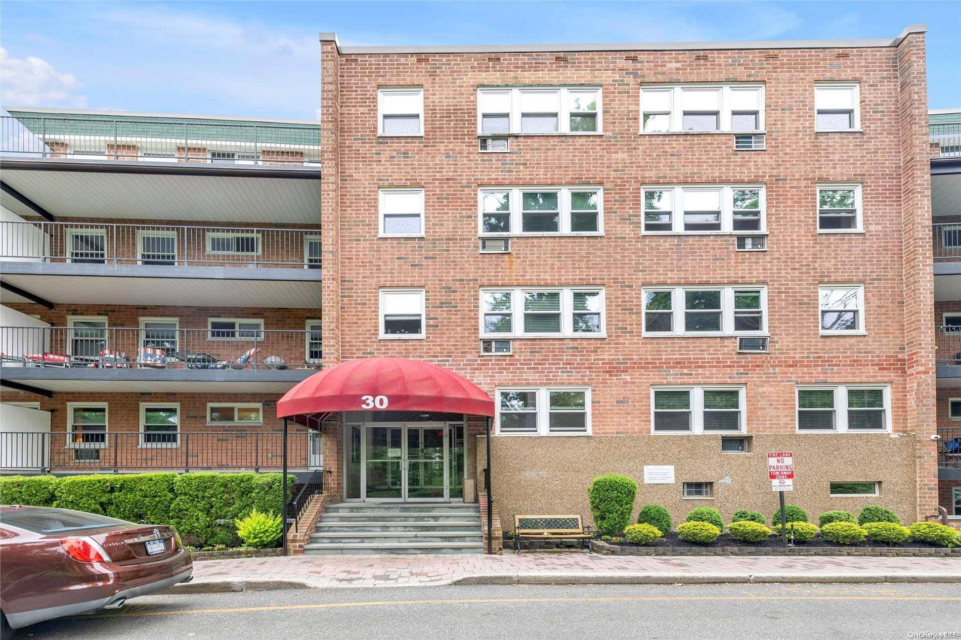 Glen Cove, NY 11542,30 Pearsall AVE #3K