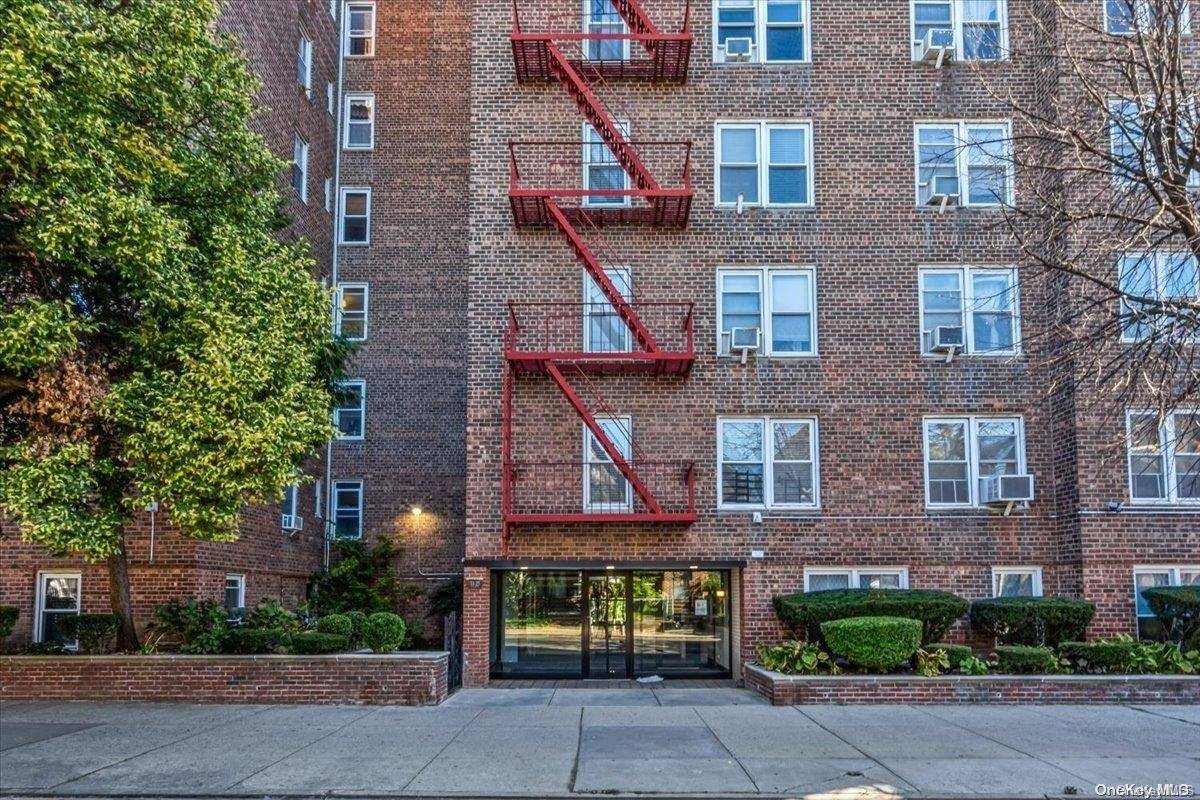 Jackson Heights, NY 11372,33-25 90th ST #3A