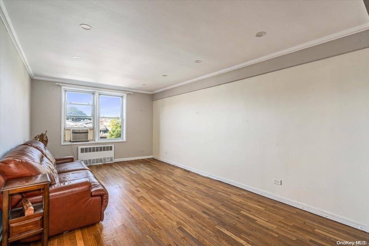 Jackson Heights, NY 11372,33-25 90th ST #3A