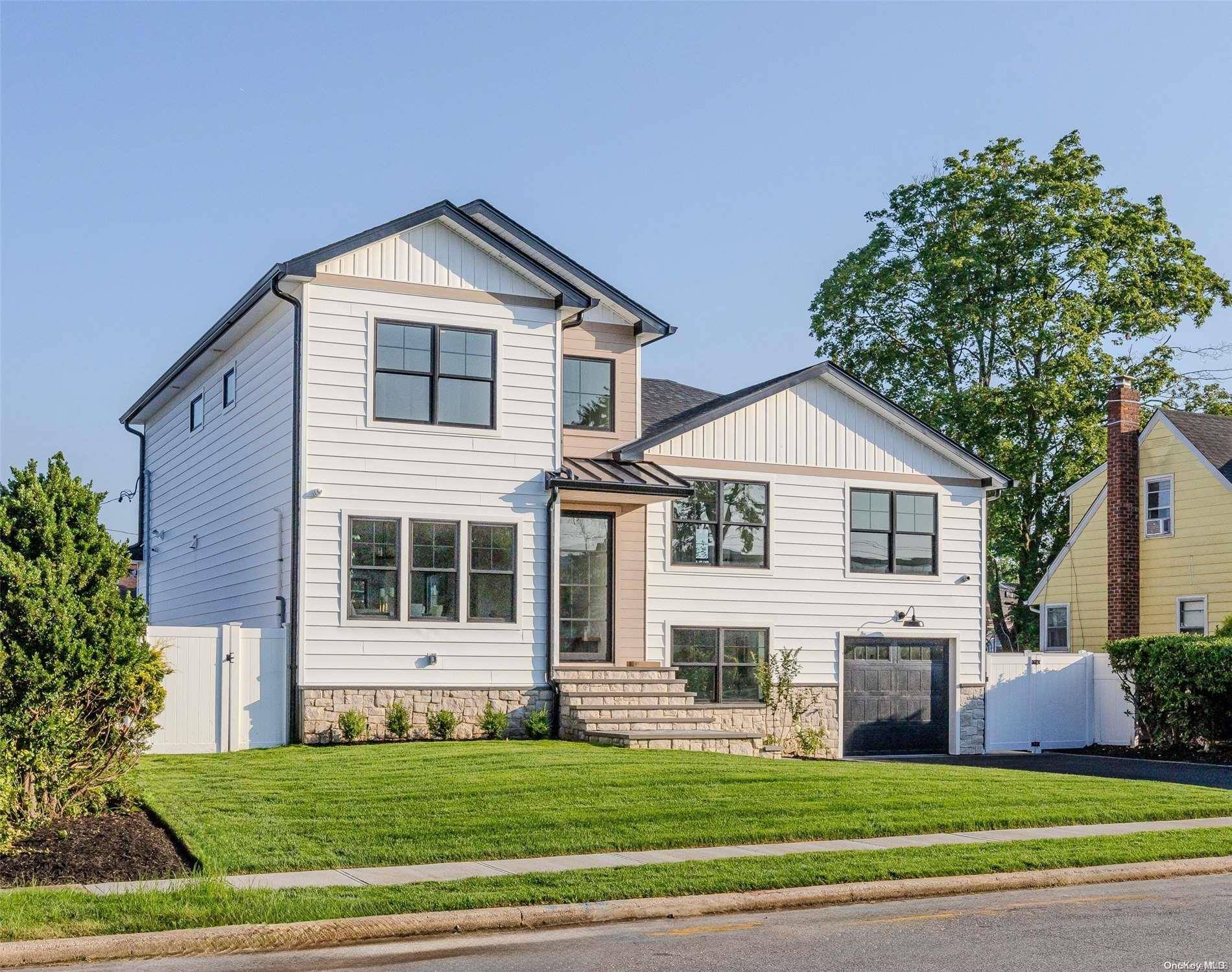 Westbury, NY 11590,2511 Hyacinth ST