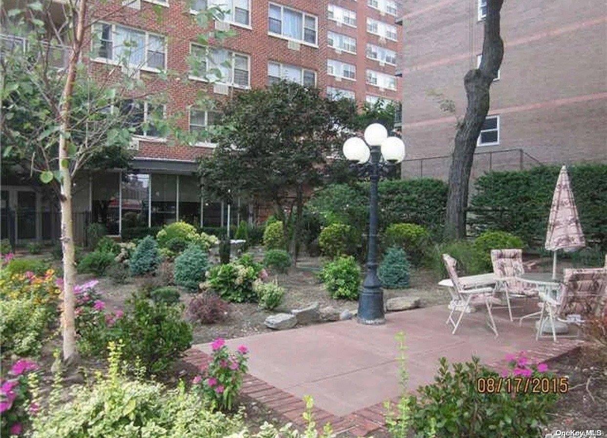 Elmhurst, NY 11373,81-11 45 Ave #7N