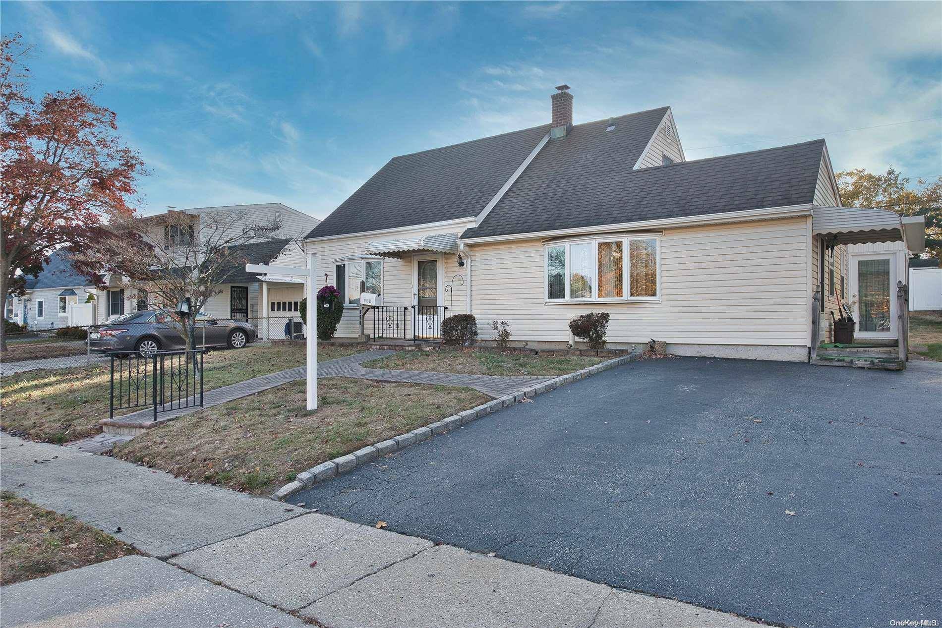 Levittown, NY 11756,102 Cotton LN