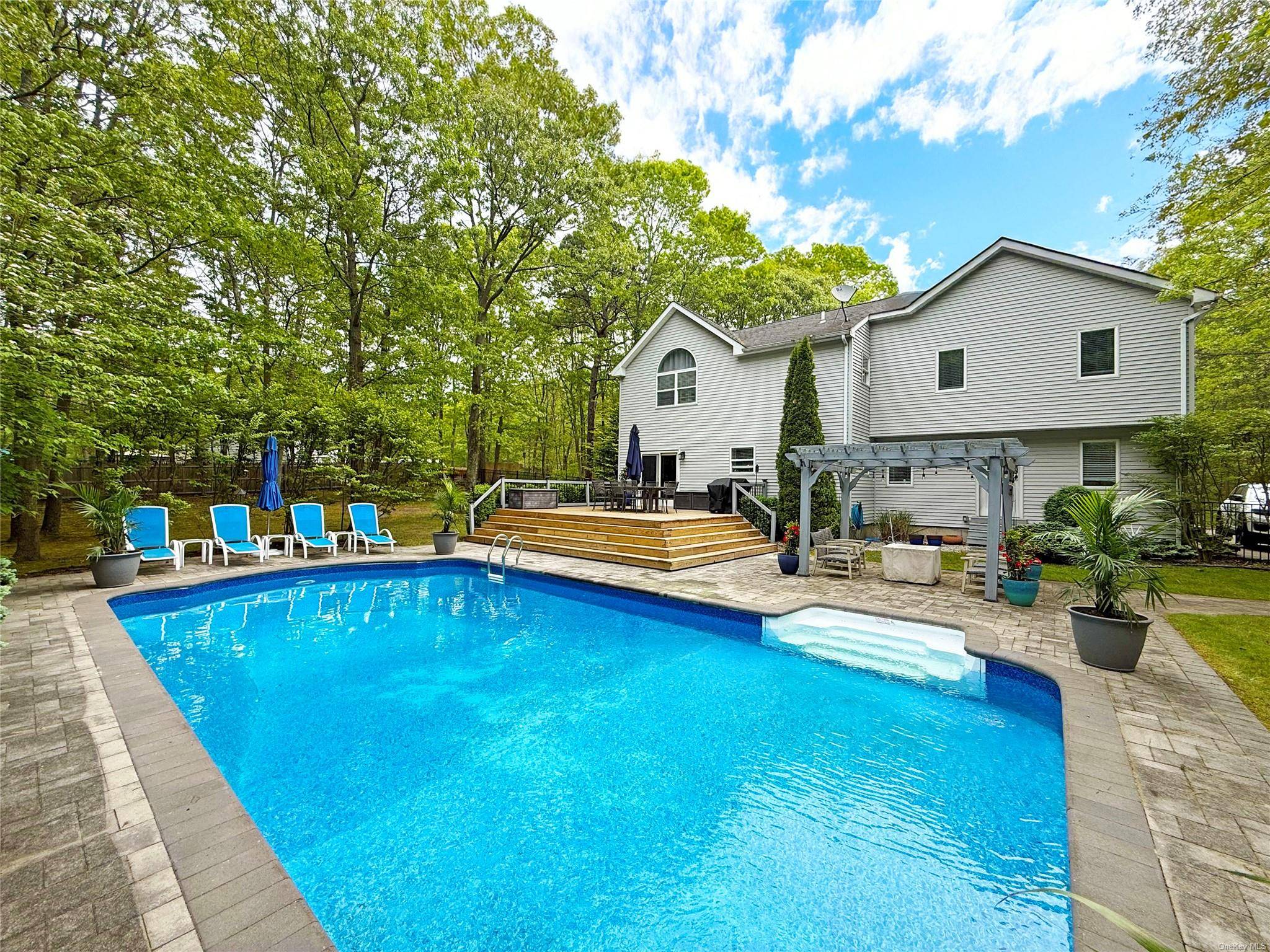 Manorville, NY 11949,18 Diane DR