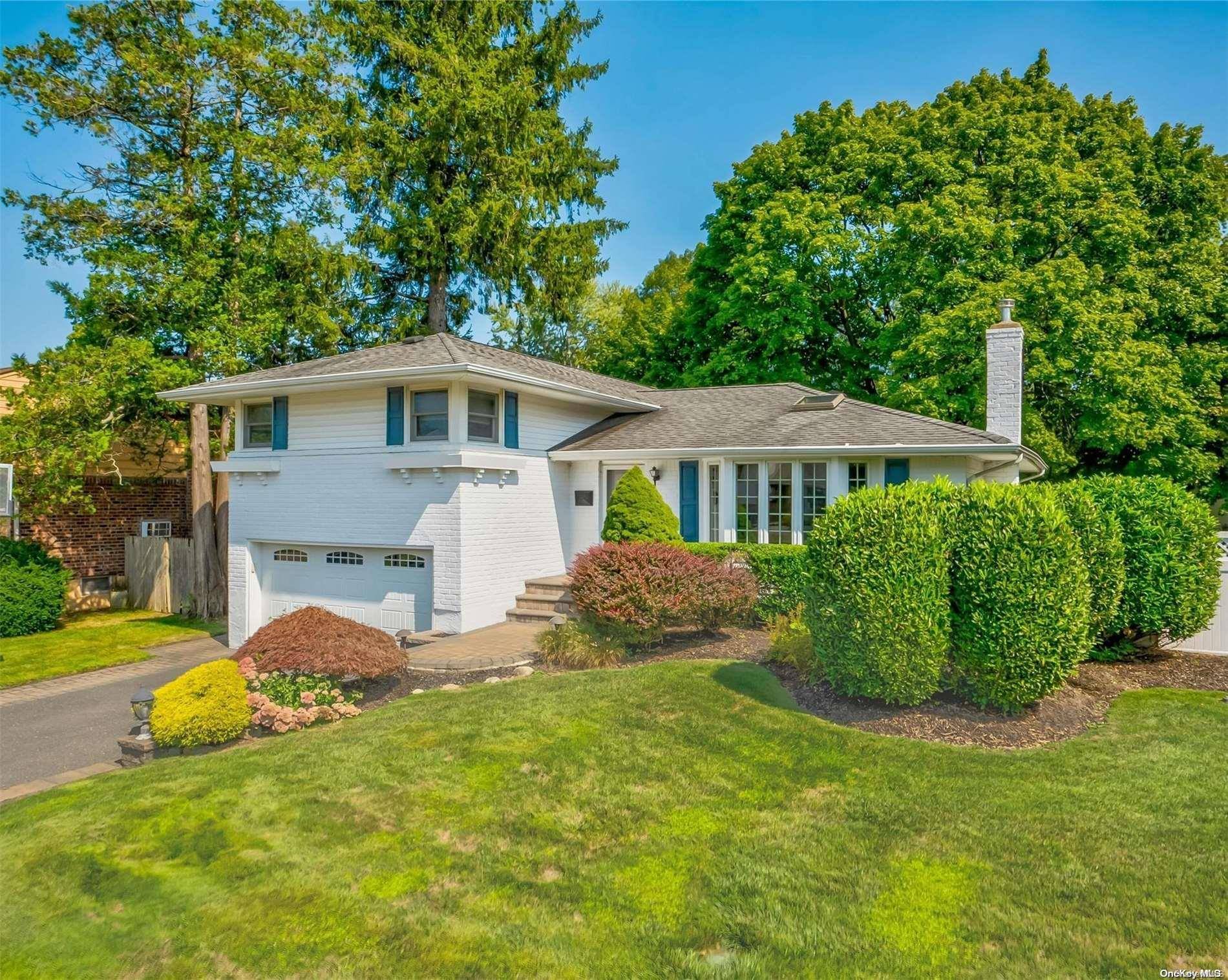 Syosset, NY 11791,267 Southwood CIR