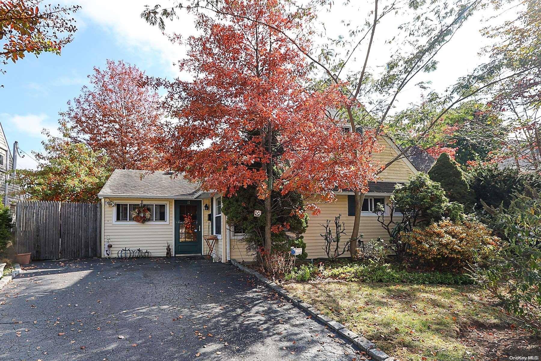 Westbury, NY 11590,12 Friends LN