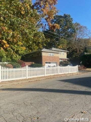 Glen Cove, NY 11542,28 Brookdale RD