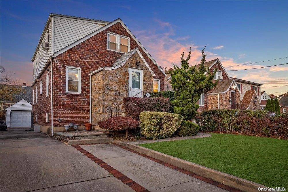 Lynbrook, NY 11563,81 Wood ST