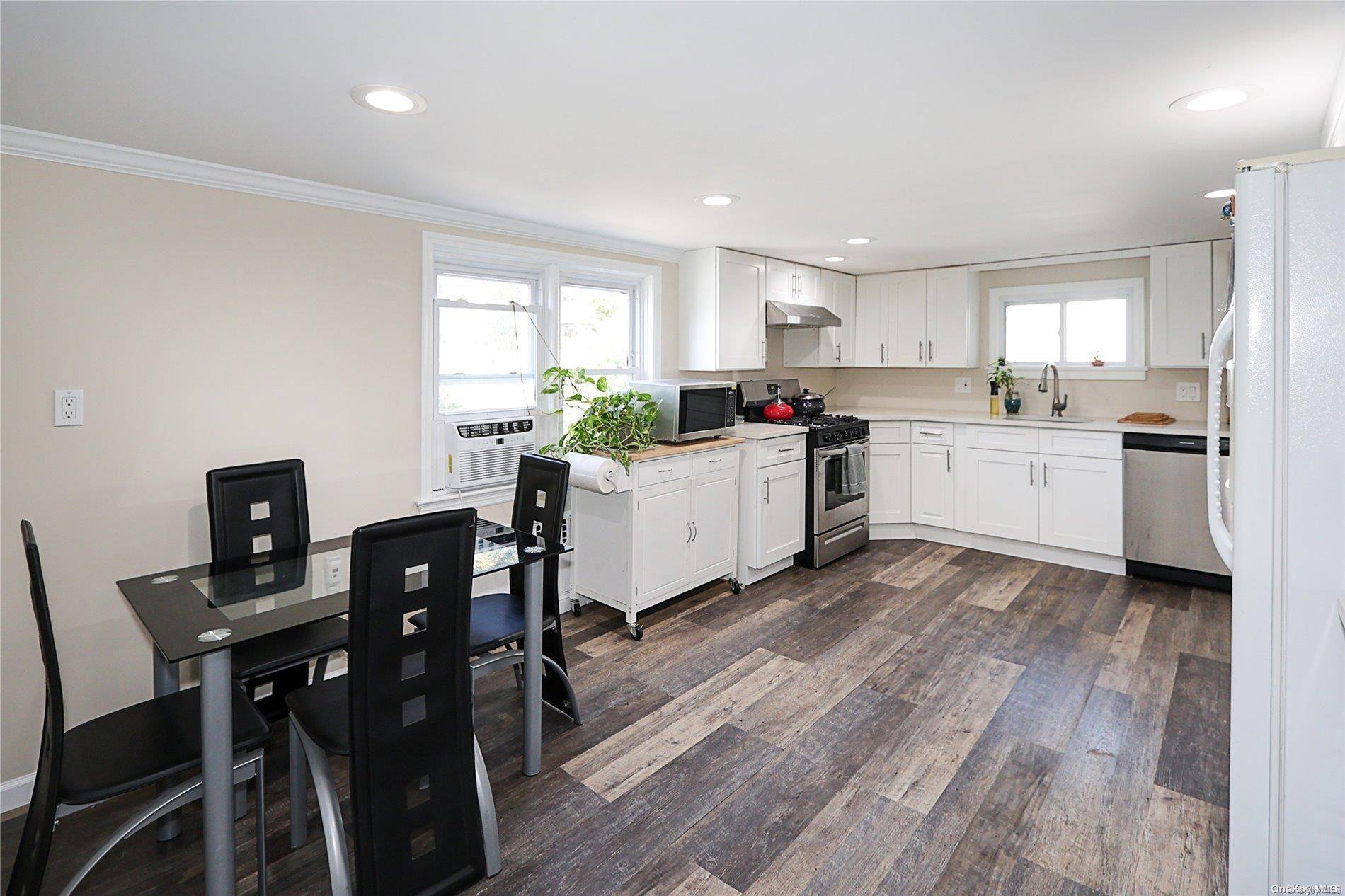 Glen Cove, NY 11542,27 Titus RD