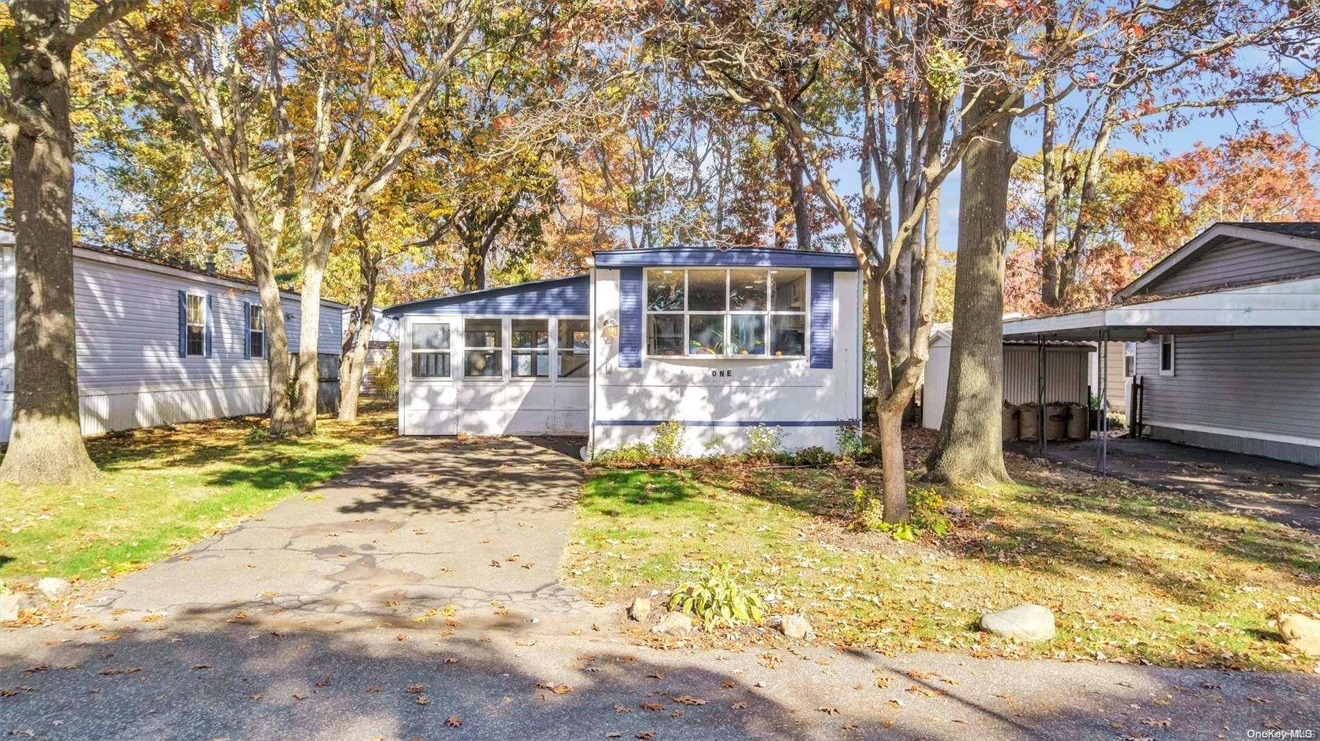 Bohemia, NY 11716,1 White Daisy LN