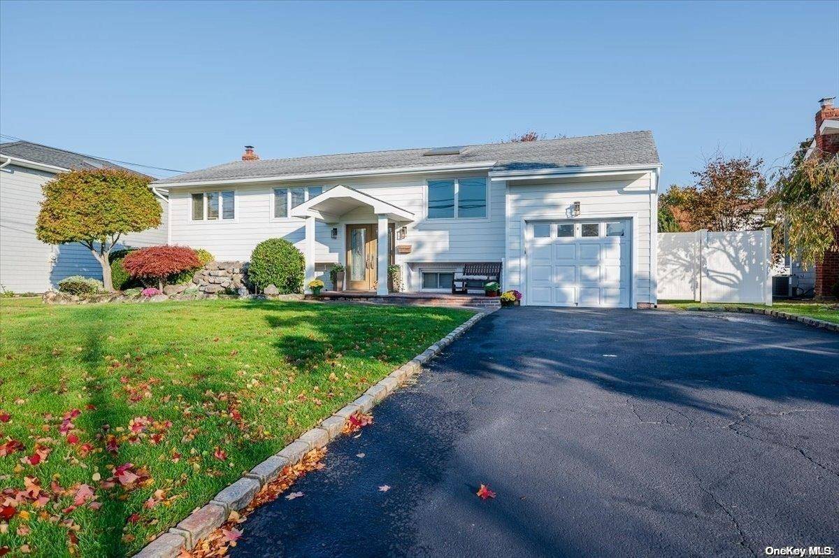 Massapequa, NY 11758,43 Brewster RD