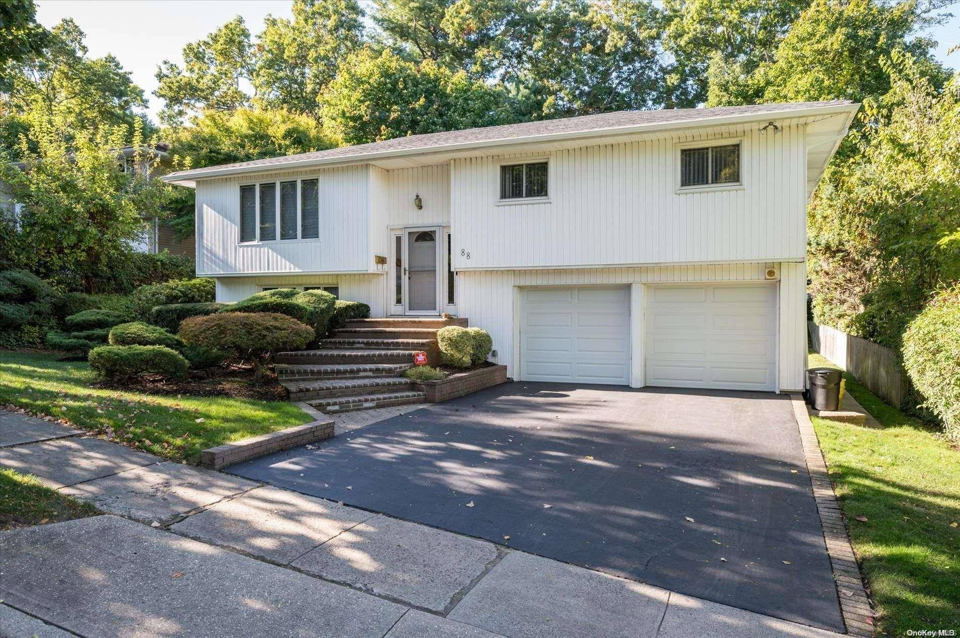 Plainview, NY 11803,88 Beaumont DR