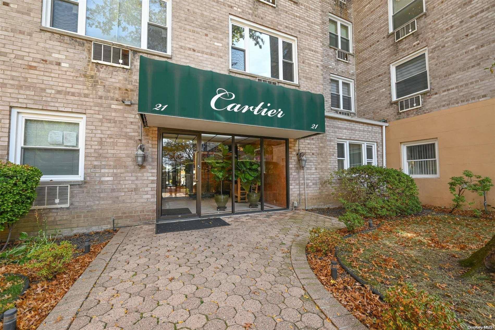 Great Neck, NY 11021,21 Bond St #2N