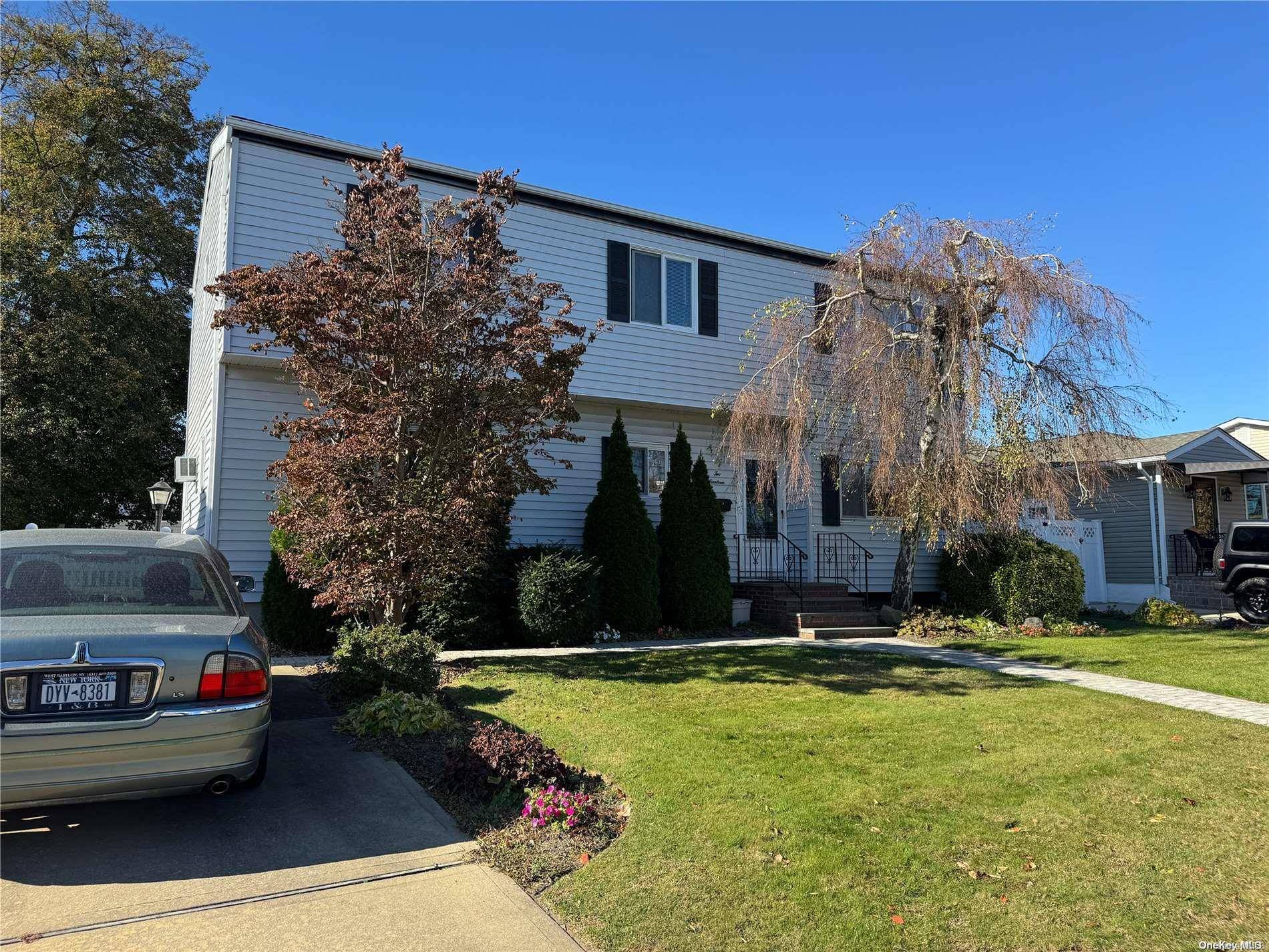 Lindenhurst, NY 11757,219 Riviera Pkwy