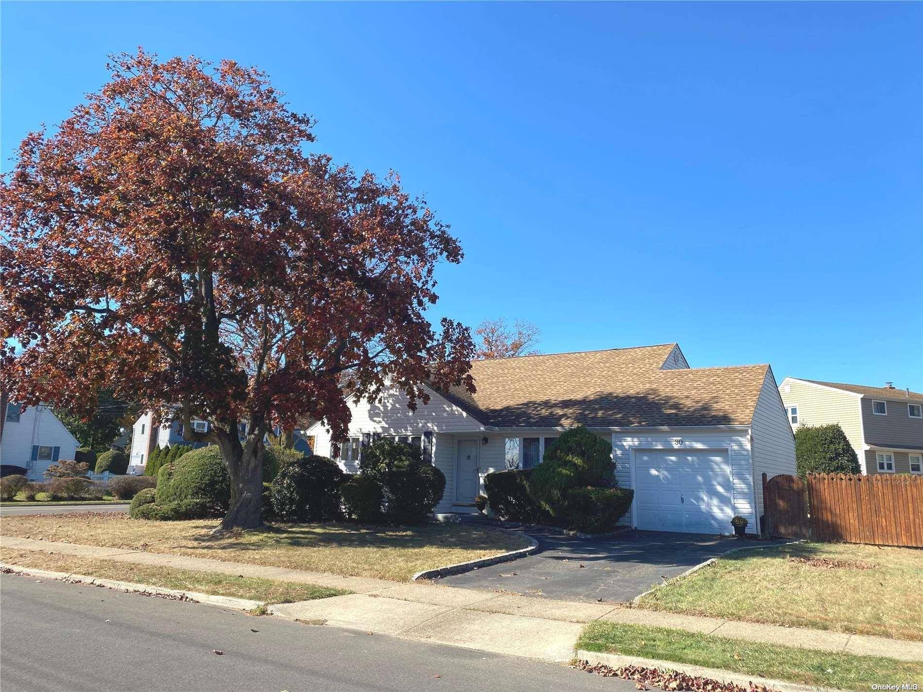 Massapequa Park, NY 11762,30 Eastgate RD