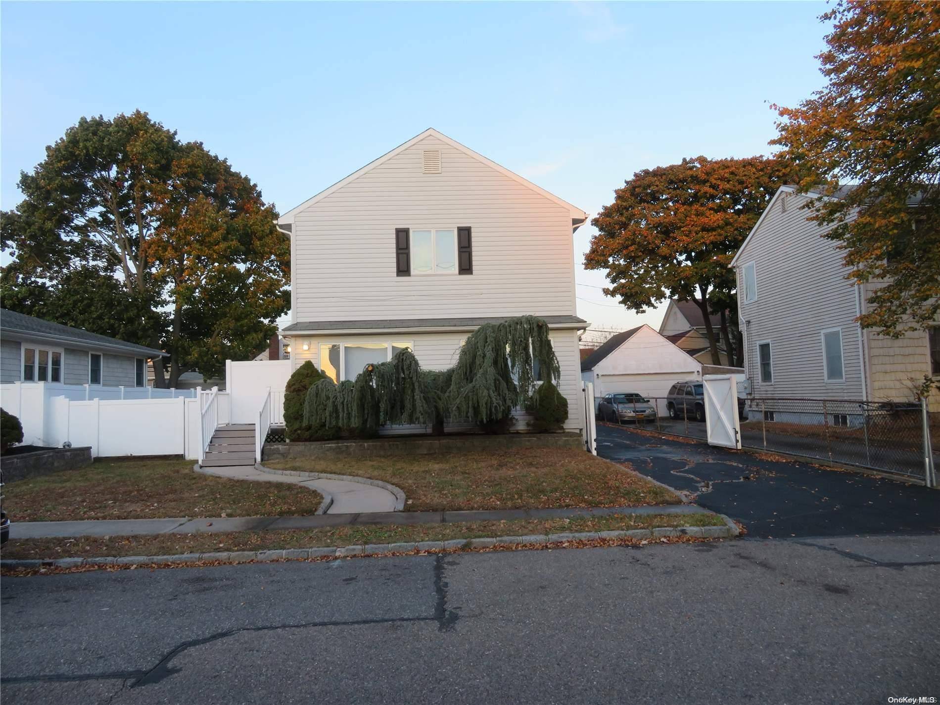 Lindenhurst, NY 11757,141 Granada Pkwy