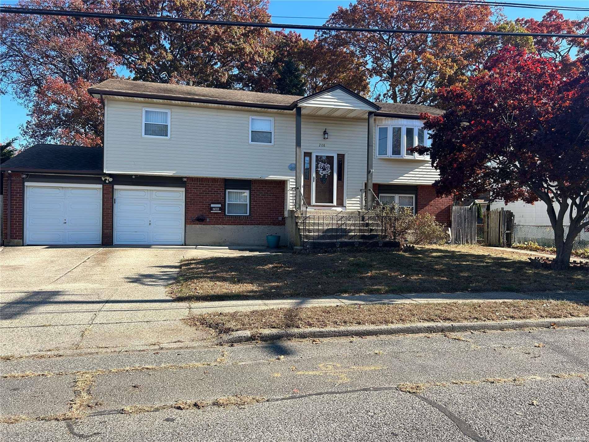 Lindenhurst, NY 11757,208 S 10th ST