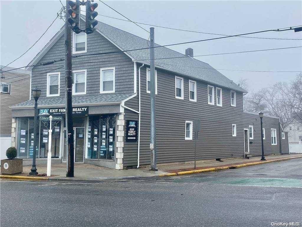 Lindenhurst, NY 11757,8 E John ST